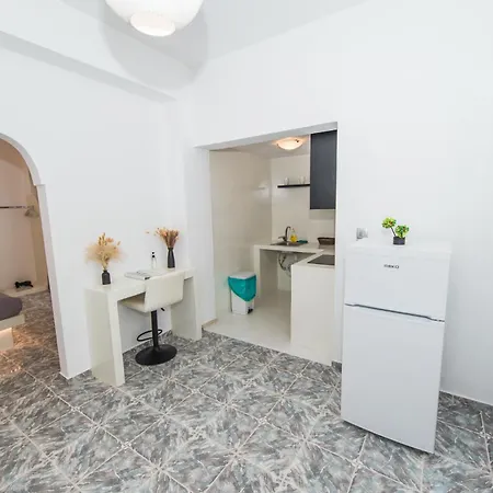 The F 3* Karterados (Santorini)